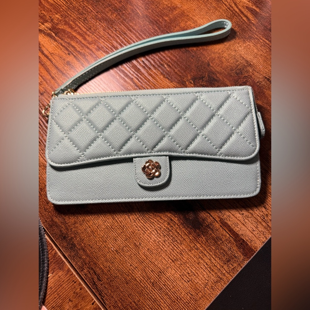 Elegant Quilted Women's Wristlet in Turquoise